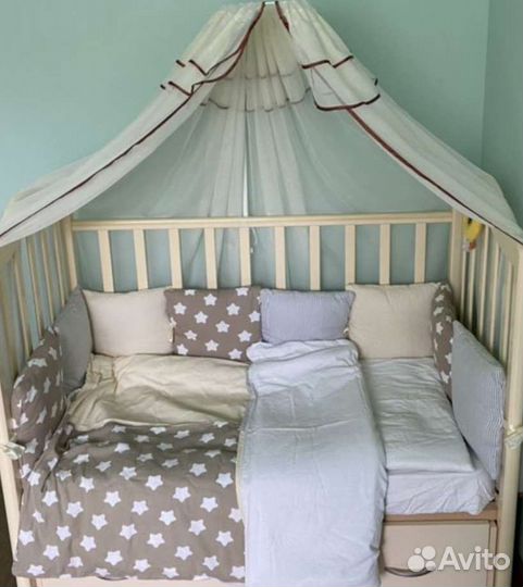 Детская кроватка с маятником