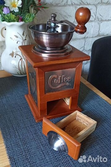 Большая кофемолка деревянная