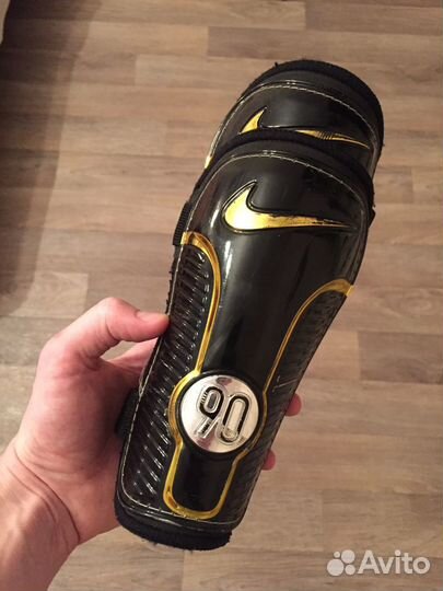 Щитки футбольные Nike T90 на липучке