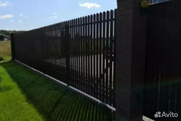 Забор из евроштакетника с металлическими столбами