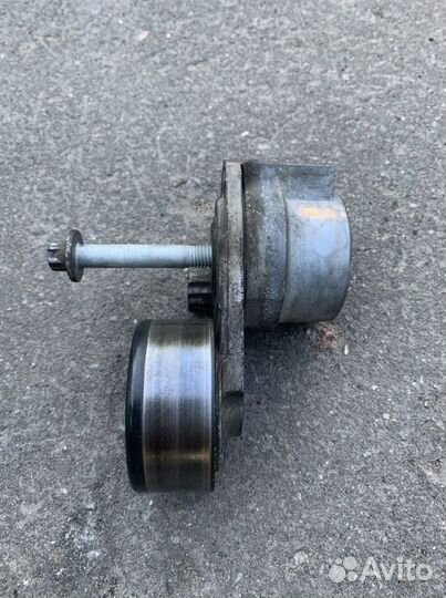 Натяжной ролик приводного ремня