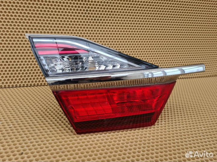 Фонарь в крышку багажника задний левый Toyota