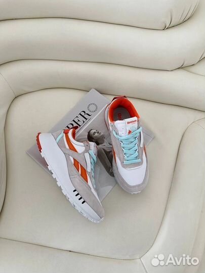 Кроссовки женские