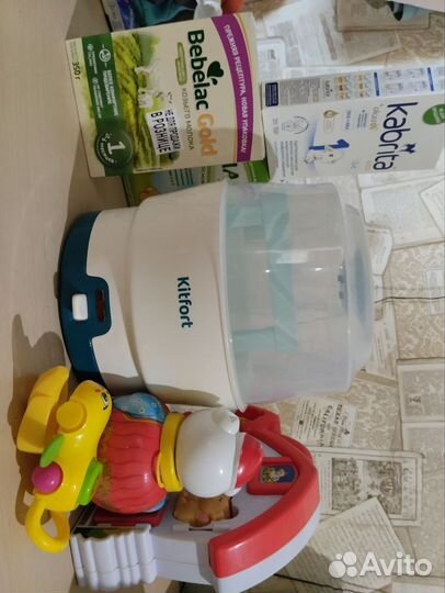 Стерилизатор и 5 пачек и банок смеси