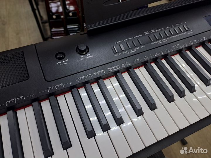 Цифровое пианино со стойкой