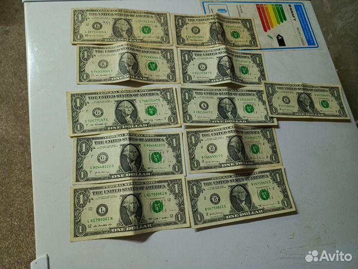 Коллекция монет и купюр