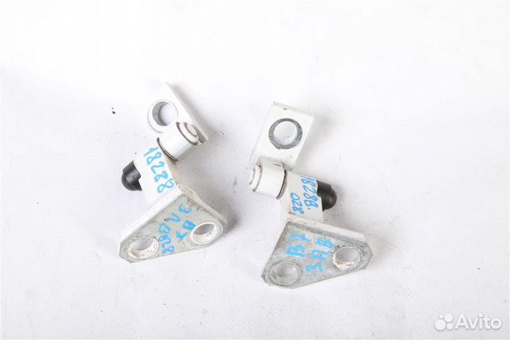 Петля двери задней верхняя Volkswagen Passat B7 2