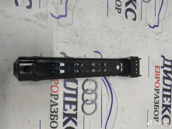 Механизм регулировки ремня безопасности VW Passat