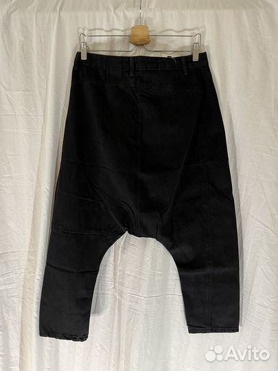 Авангардные джинсовые штаны с заниженной проймой