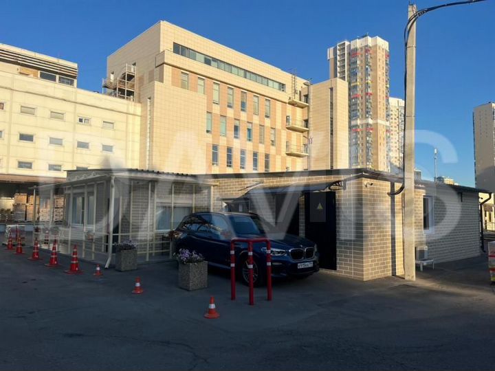 Здание. Парковка. Своя территория