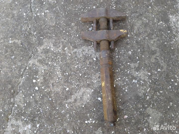 Старинный разводной ключ