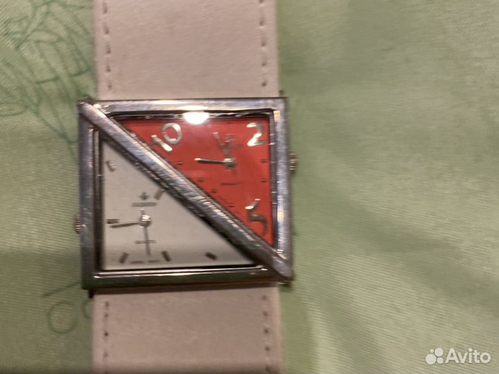 Наручные женские часы с двумя циферблатами