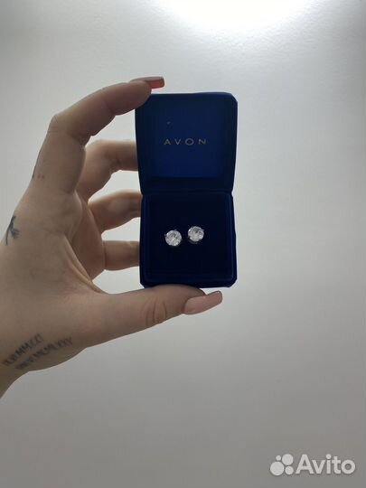 Серьги гвоздики в коробке
