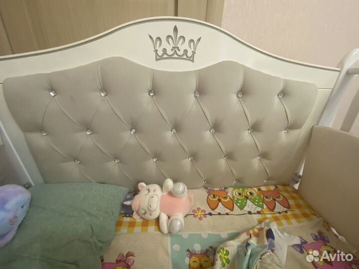 Детская кроватка с маятником