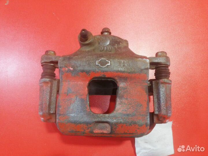 Суппорт передний правый Nissan Bluebird EU14