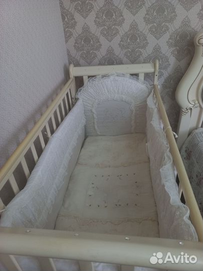 Детская кроватка с маятником и комодом