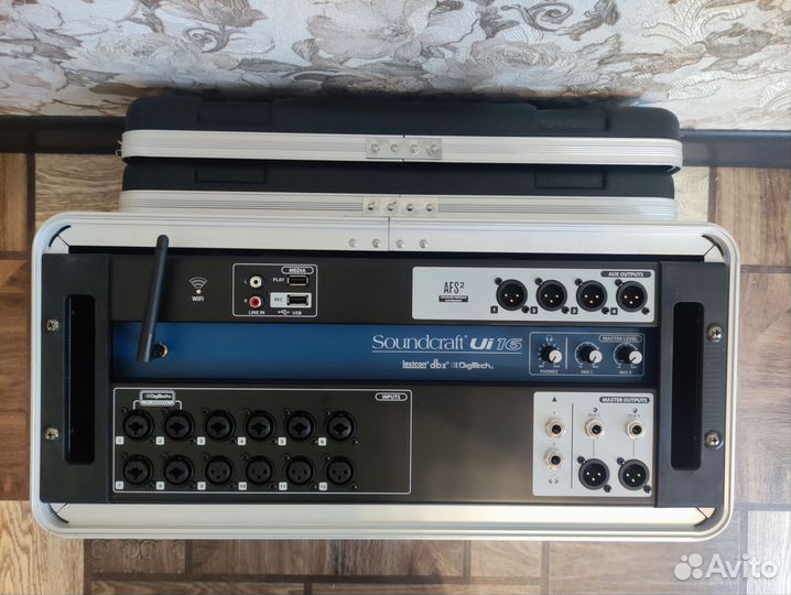 Цифровой микшерный пульт Soundcraft Ui 16 и кейс