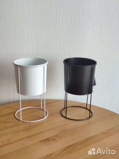 Кашпо металлическое на ножках, в стиле hm home