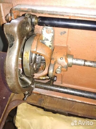 Швейная машинка по коже Зингер