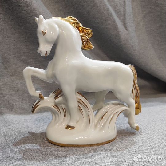 Статуэтка фарфор Конь