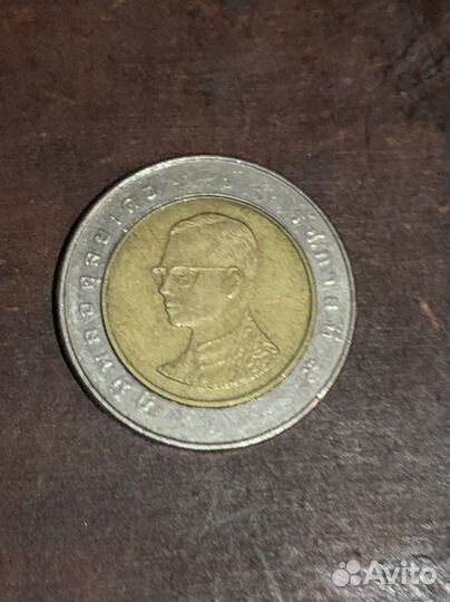 Монета номиналом 10 бат. Сохранность VF. Таиланд