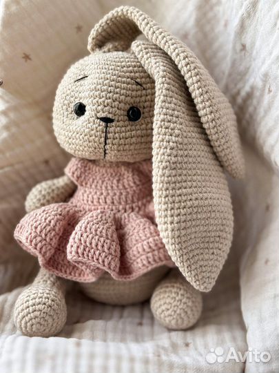 Вязаная игрушка зайка ручной работы