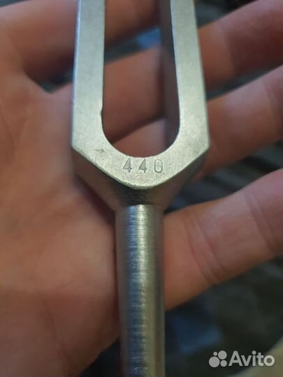 Камертон. Инструмент на акустических подставках