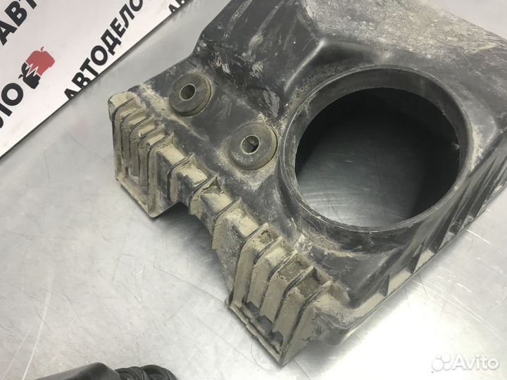 Корпус воздушного фильтра Mitsubishi Libero 1998 г