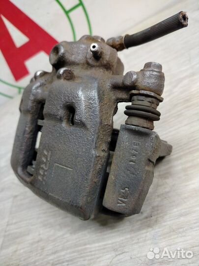 Суппорт тормозной передний левый Mitsubishi Colt