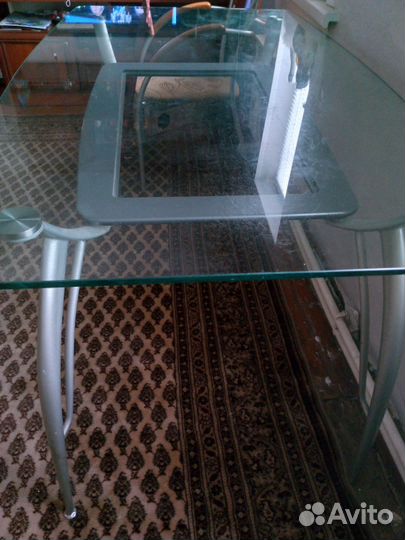 Стеклянной стол