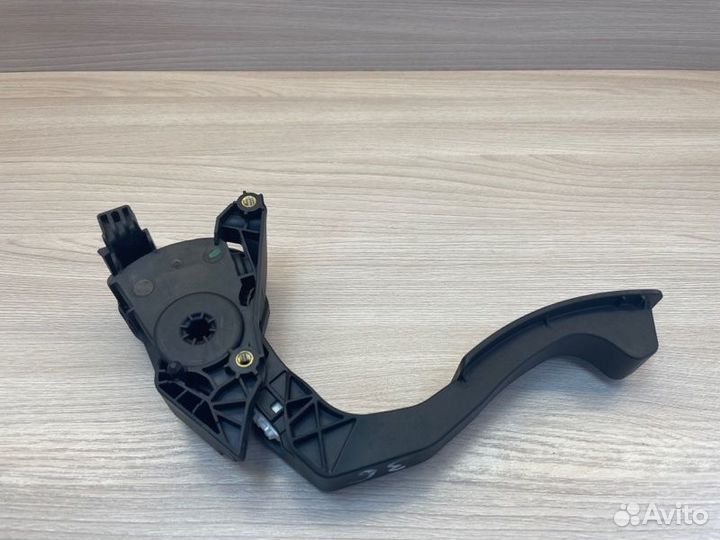 Педаль газа Renault Duster