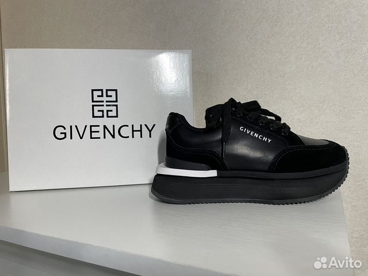 Женские кроссовки givenchy