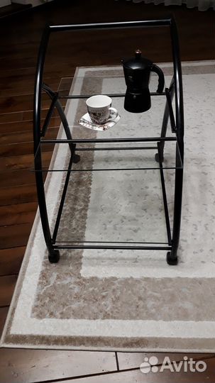 Столик на колесиках