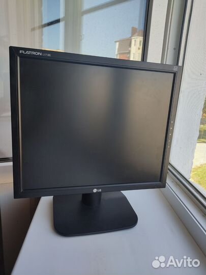 Монитор LG flatron L1718S