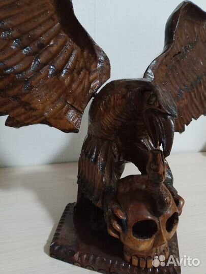 Орел птица с черепом
