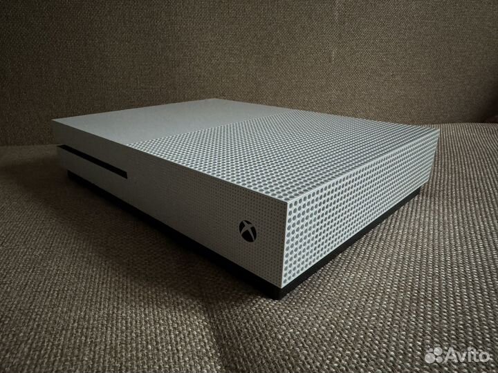 Xbox One S 1TB с дисками