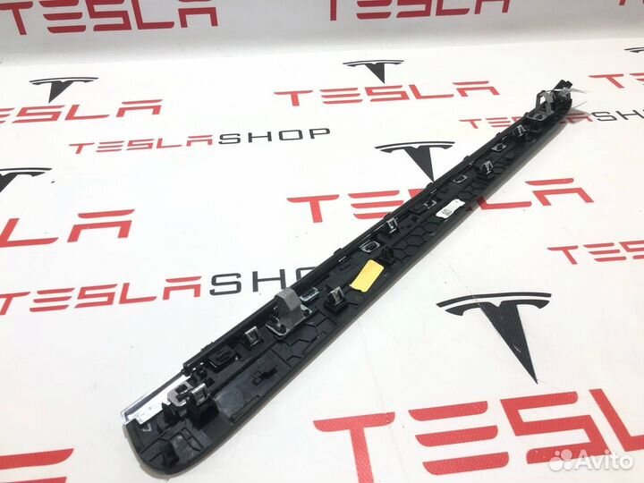 Накладка декоративная обшивки двери Tesla Model X