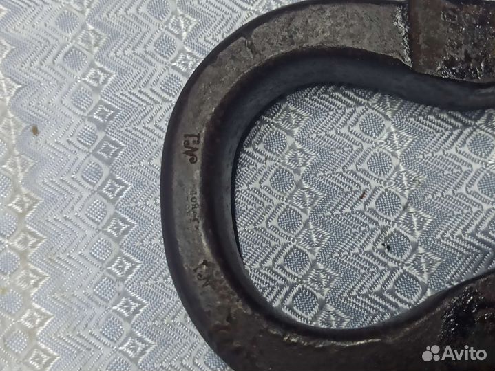 Навесной замок старинный