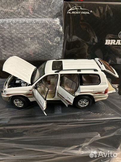 Toyota Land Cruser 100 1/18 white Dealer Edition