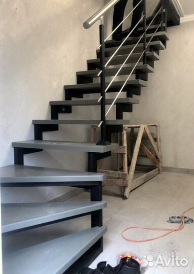 Лестница на металлокаркасе закрытого типа