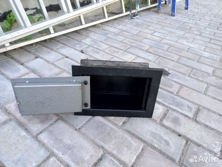 Сейф металлический