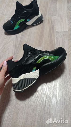 Кроссовки женские