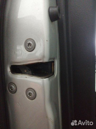 Замок двери передний левый Toyota Avensis Т250