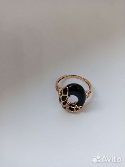Золотое кольцо с бриллиантами и Ониксом