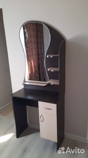 Туалетный столик с зеркалом