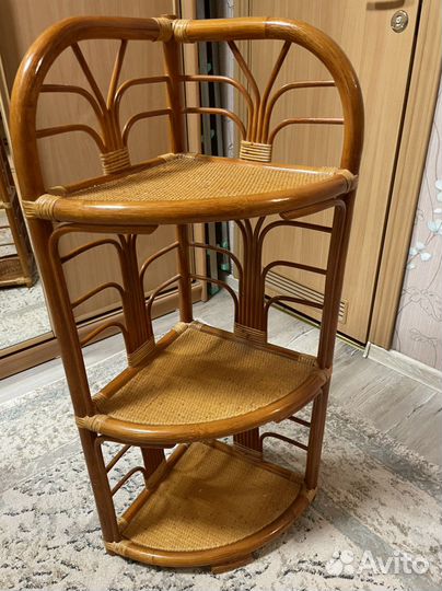 Этажерка из ротанга