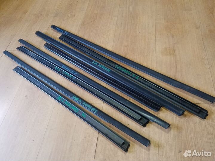 Молдинг стекла. Бархотка Mitsubishi Outlander 1