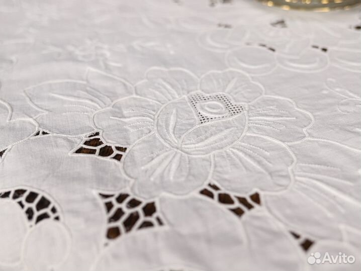 Старинная круглая скатерть и салфетки