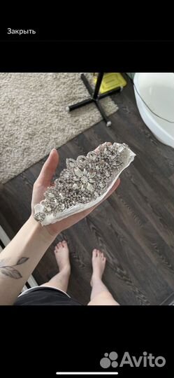 Повязка на ногу невесты