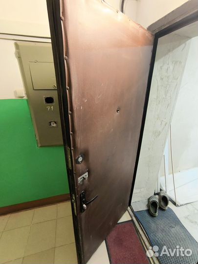 Дверь входная металлическая,с коробкой и замками